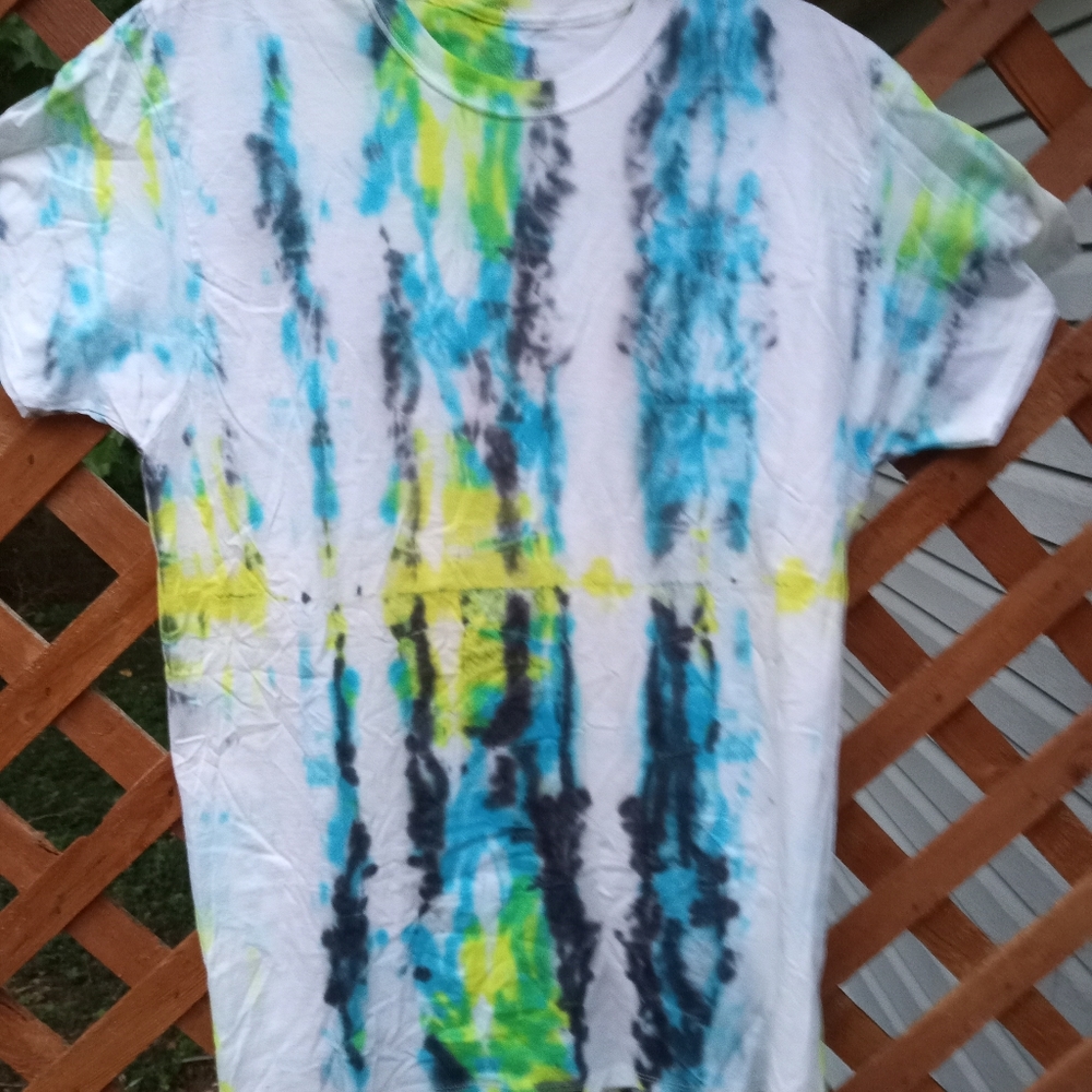 Tie-die T-Shirt Fruit of the Loom Size XL blue green yellow and black